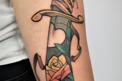 couteaux  Réalisé par Jérémy Karou Tattoo, tatoueur à Cagnes Sur Mer.