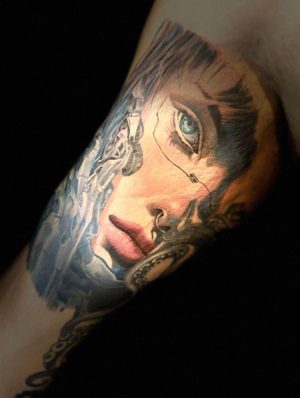 tatouage d'un portrait en biomécanique réalisé en réalisme couleur par Jérémy KAROU TATTOO, tatoueur à Cagnes Sur Mer.