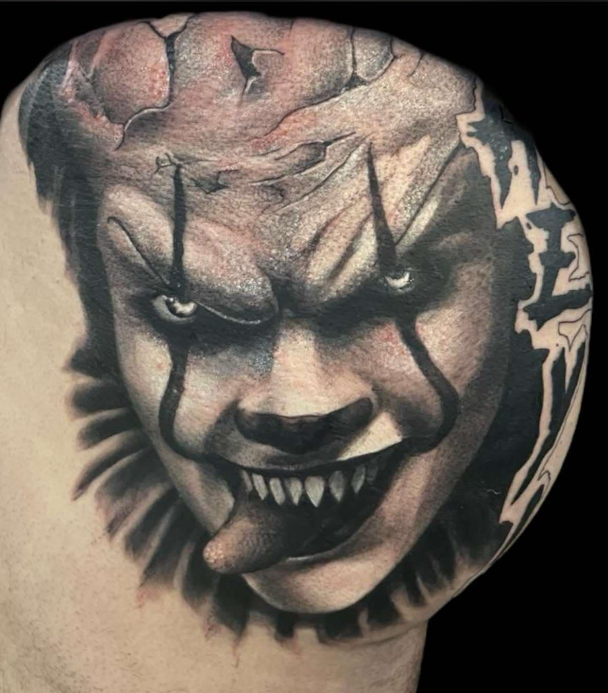 Tatouage d'un protrait en réalisme noir et gris sur le thème du film "Ça" réalisé par Jérémy KAROU TATTOO tatoueur à Cagnes Sur Mer.