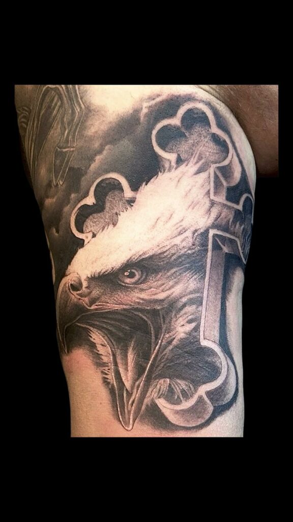 tatouage réaliste aigle noir et gris