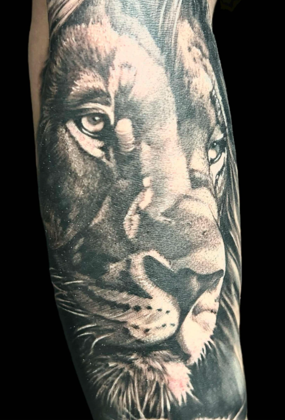 Prenez rendez-vous dès maintenant pour discuter de votre projet et donner vie à votre idée de tatouage réaliste. 📍 Karou Tattoo – Cagnes-sur-Mer 📞 Contactez-nous pour un devis personnalisé