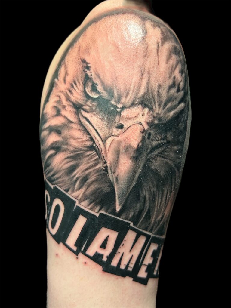 À la recherche d’un tatoueur à Nice ou Cagnes-sur-Mer spécialisé en tatouage réaliste black & grey ? Découvrez cette pièce unique, inspirée de l’aigle niçois, symbole de puissance et de fierté. Ce tatouage fait partie d’un projet de bras complet dédié à la ville de Nice. Réalisé avec des techniques de réalisme avancées, chaque détail a été travaillé pour donner vie à cet emblème incontournable. Le plumage texturé, le regard perçant et les contrastes intenses confèrent à cette œuvre une présence impressionnante sur la peau. Un tattoo pour les passionnés de Nice et de l’OGC Nice L’aigle est un symbole fort pour les Niçois, et encore plus pour les supporters de l’OGC Nice. Ce tattoo en noir et gris est un hommage à l’esprit combatif et à l’identité niçoise, que ce soit à travers son club de football ou l’histoire de la ville. Si vous êtes un supporter niçois, un passionné d’art réaliste en tatouage, ou simplement quelqu’un qui veut porter un tatouage personnalisé inspiré de Nice, ce type de projet peut être fait sur mesure selon vos envies. Où se faire tatouer un aigle réaliste à Nice ou Cagnes-sur-Mer ? 📍 Karou Tattoo – Cagnes-sur-Mer Situé à quelques minutes de Nice, Antibes, Villeneuve-Loubet et Saint-Laurent-du-Var, le studio Karou Tattoo est spécialisé dans les tatouages réalistes en black & grey ainsi que dans les pièces sur-mesure inspirées de la culture niçoise. 🔥 Envie d’un tatouage unique ? Contactez-moi pour discuter de votre projet et réserver une séance.